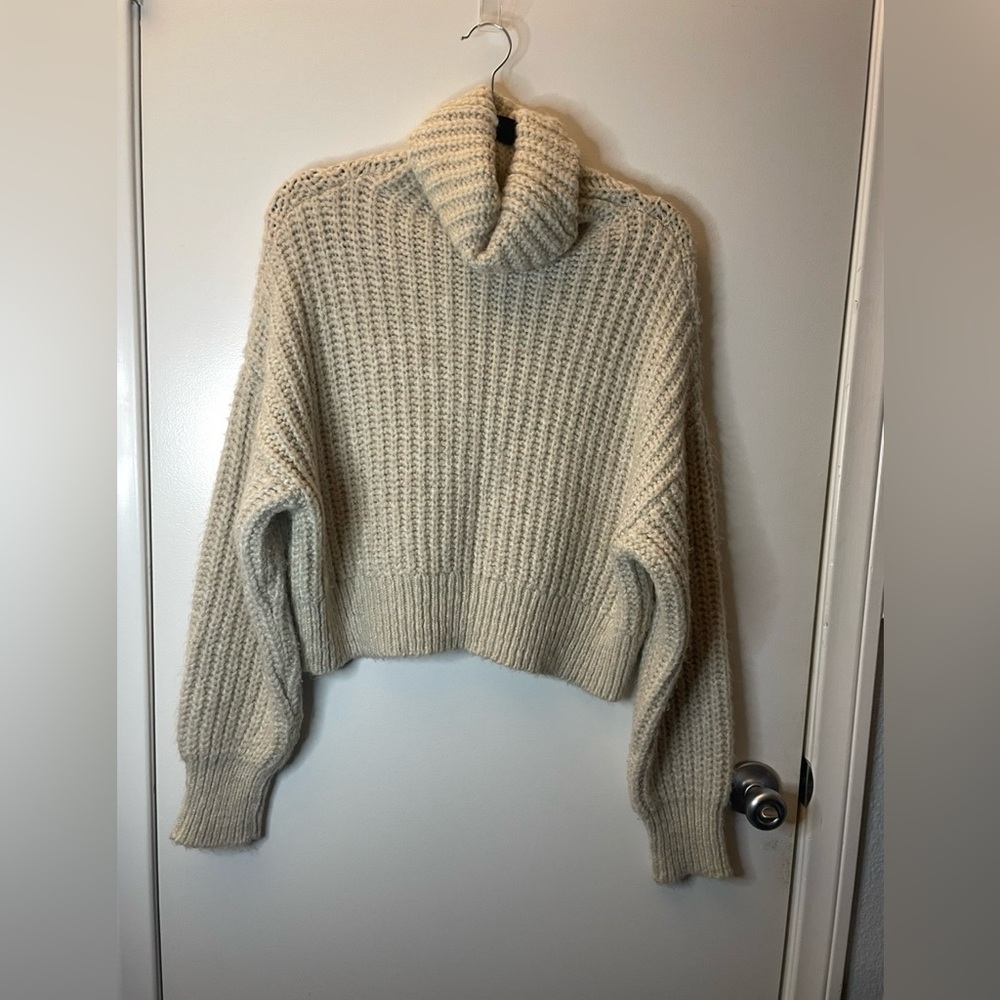 Cozy Zara Women's Cropped Cream Turtleneck Sweater - Size Small - Picture 3 of 6